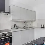 Elegant Croydon Apartment - Central Location - Easy Access To London Bridge And Gatwick Airport
