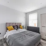 Elegant Croydon Apartment - Central Location - Easy Access To London Bridge And Gatwick Airport