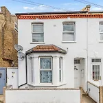 Elegant Croydon Apartment - Central Location - Easy Access To London Bridge And Gatwick Airport